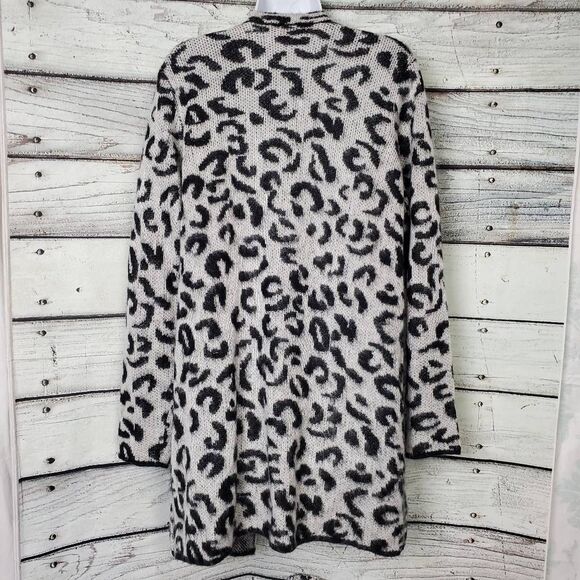 Harvé Benard Women’s Black White Leopard Print Long Cardigan Sweater Size Large - Picture 7 of 8